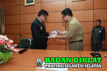 PENYERAHAN BUKU OLEH GUBERNUR SULSEL KEPADA KEPALA BADAN DIKLAT