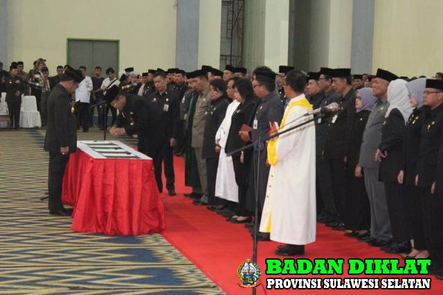 PENGAMBILAN SUMPAH PEJABAT ESELON III DAN IV LINGKUP PEMPROV. SULSEL DI CCC MAKASSAR