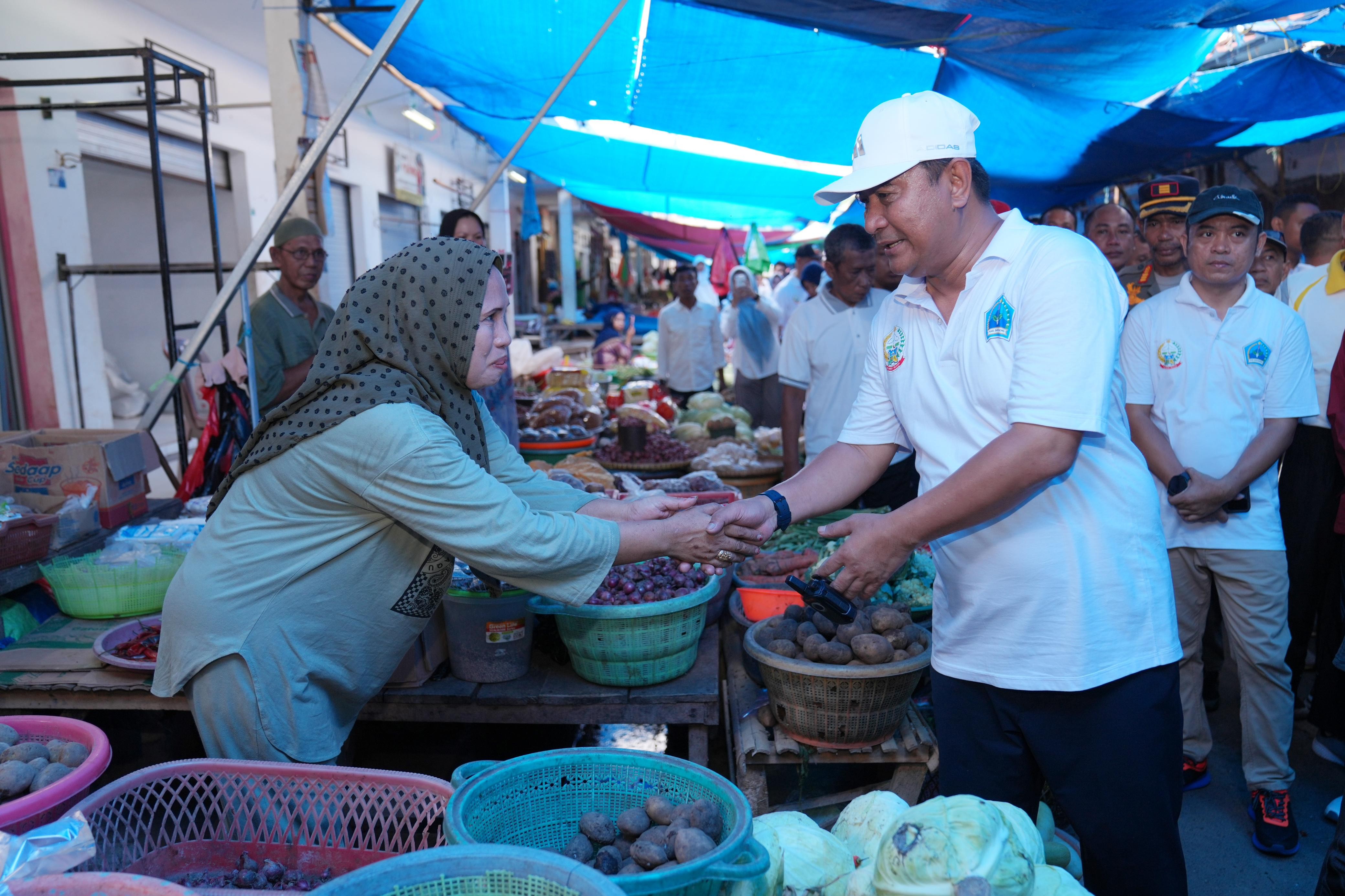 PJ GUBERNUR SULSEL JALAN SANTAI BERSAMA WARGA DAN CEK HARGA KEBUTUHAN POKOK DI PASAR BANTAENG
