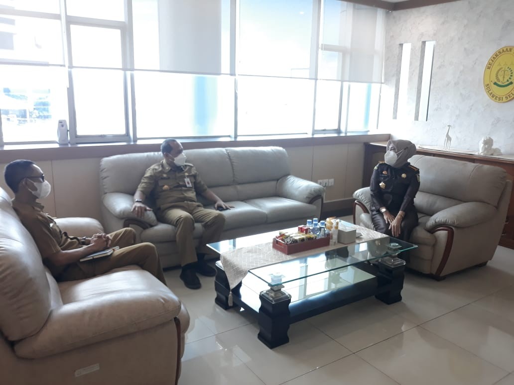 ASRI SAHRUN SAID BERKUNJUNG KE KEJATI SULSEL