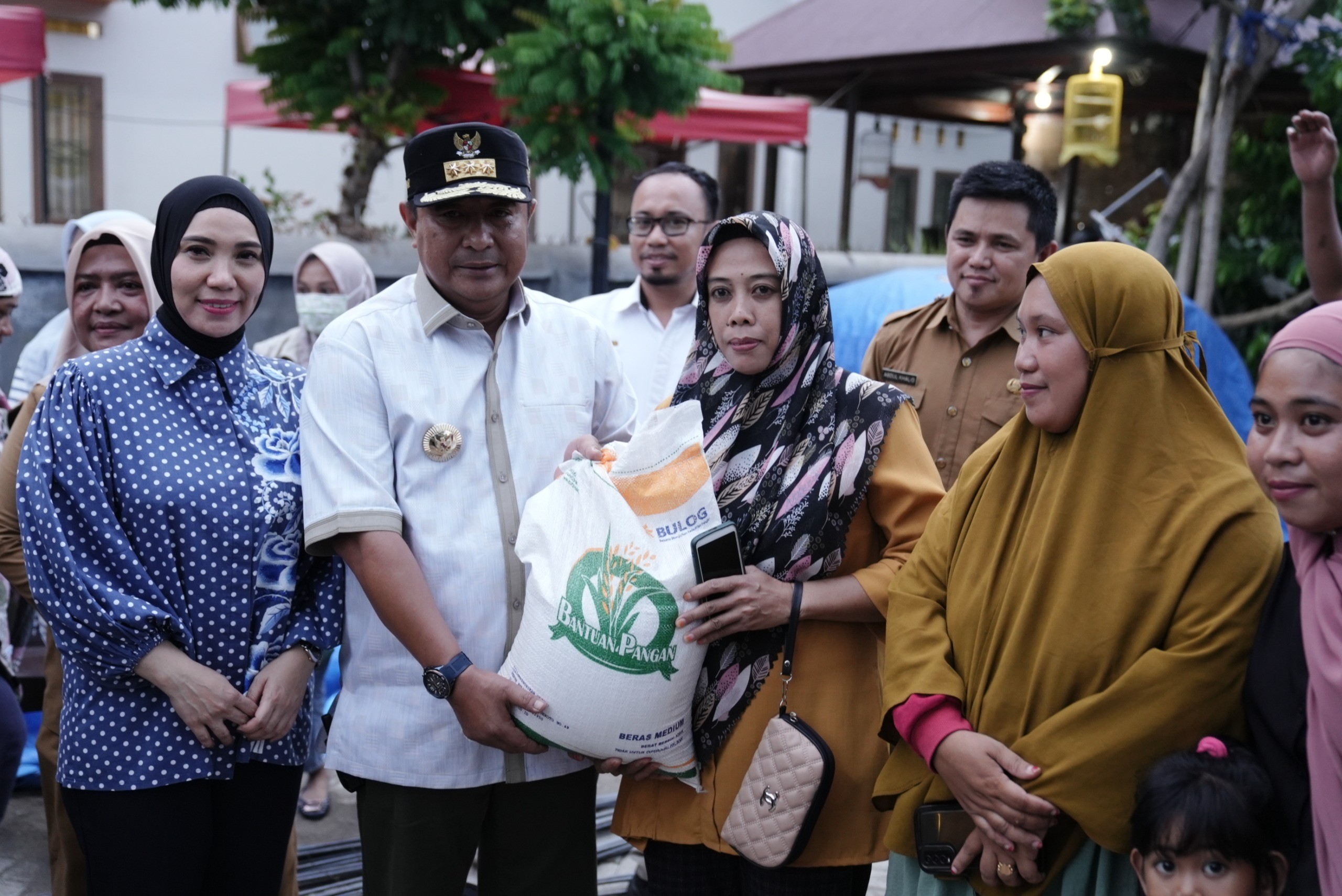  PJ GUBERNUR DAN PJ KETUA PKK SULSEL SALURKAN BANTUAN PANGAN PRESIDEN JOKOWI UNTUK WARGA BONE 