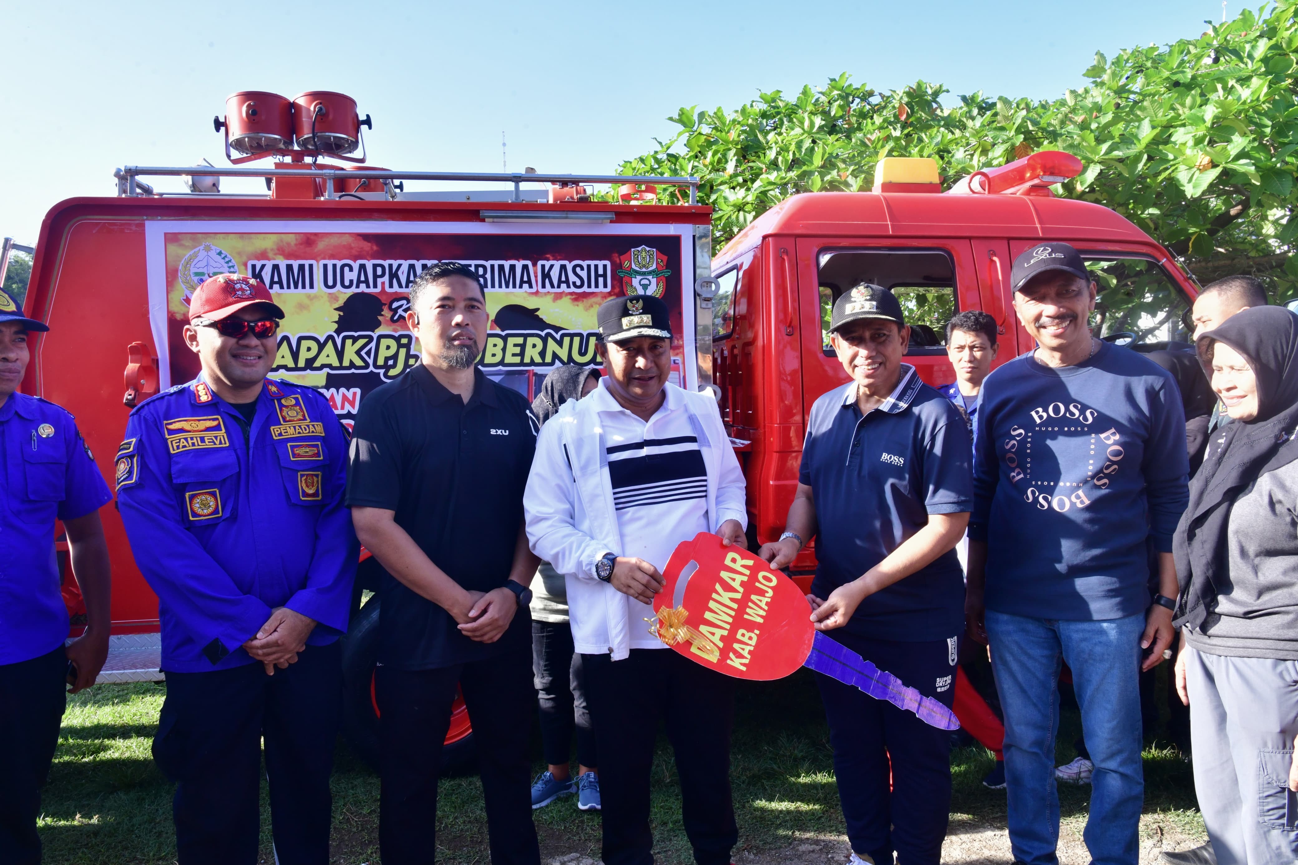 BUNYI SIRINE TANDAI PENYERAHAN SATU UNIT DAMKAR KE PEMKAB WAJO