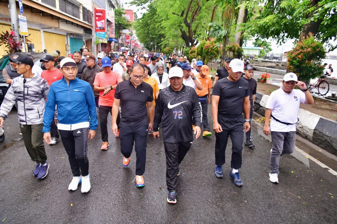 COOLING DOWN JELANG PEMILU 2024, PJ GUBERNUR SULSEL INISIASI JALAN SEHAT DAN BAKTI SOSIAL DI PANTAI 