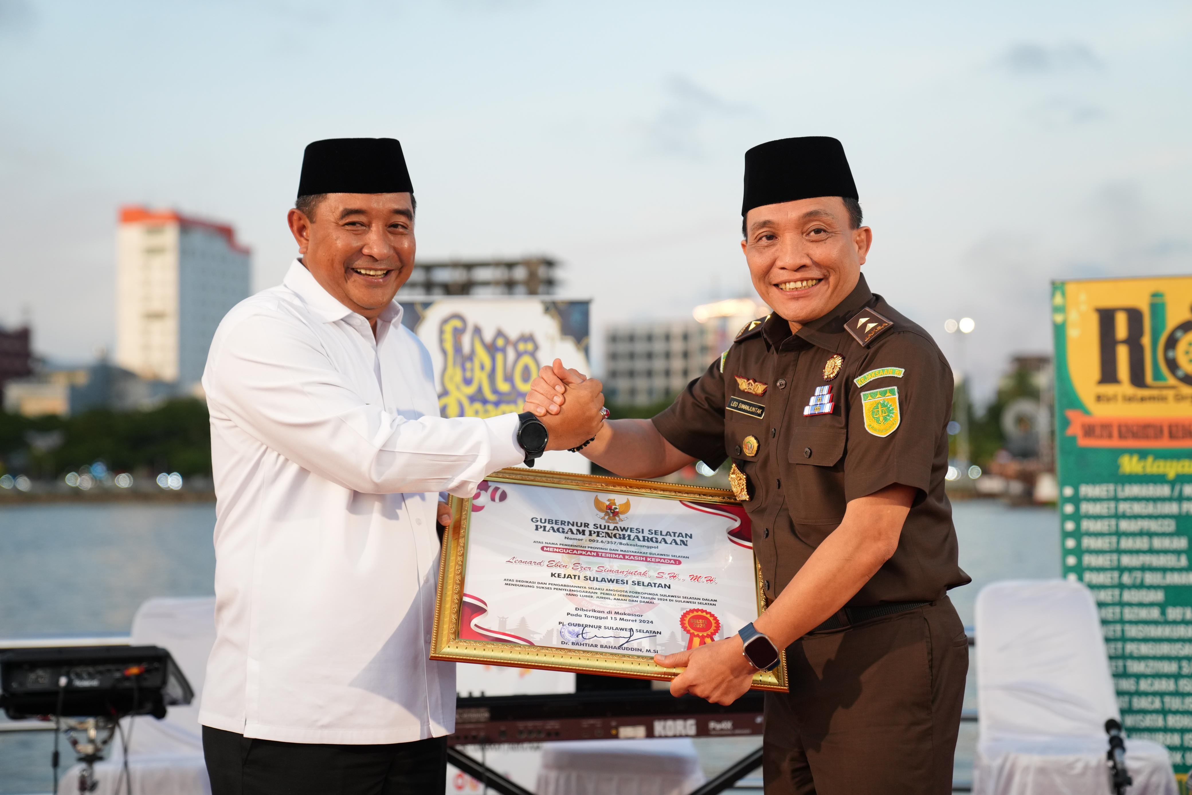 LEONARD SIMANJUNTAK PAMIT PINDAH TUGAS, PJ GUBERNUR SULSEL BERIKAN PENGHARGAAN 