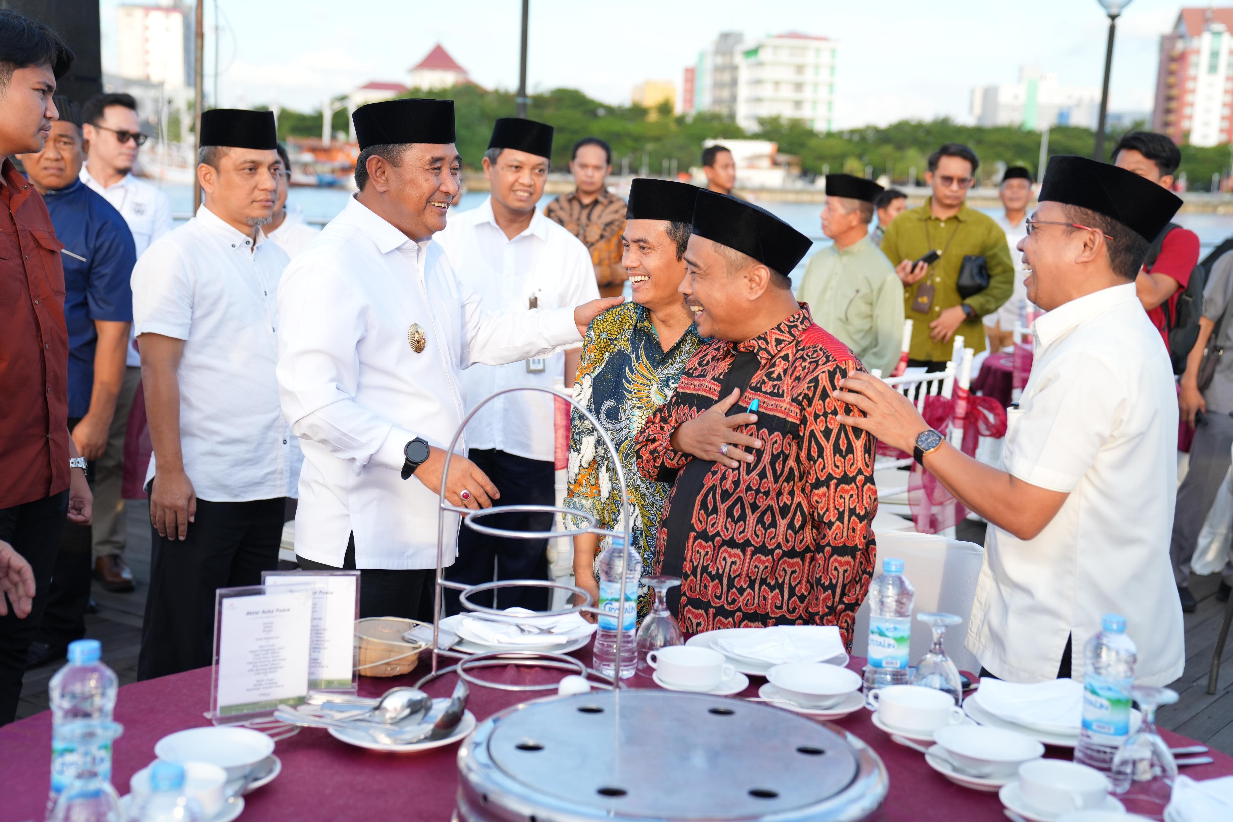 BUKA PUASA BERSAMA DI LEGO-LEGO, PJ GUBERNUR BAHTIAR BERI PENGHARGAAN SUKSES PEMILU SERENTAK TAHUN 2