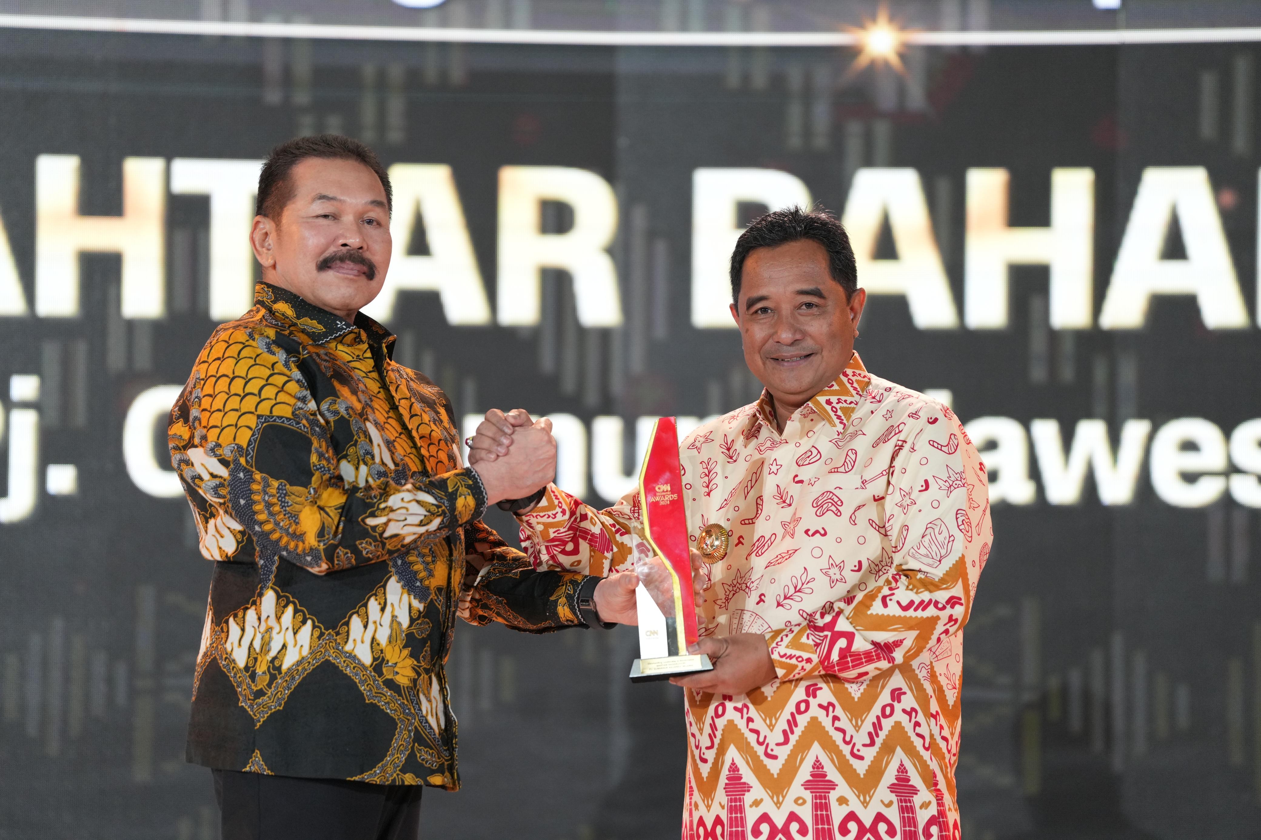 PJ GUBERNUR BAHTIAR BAHARUDDIN RAIH CNN INDONESIA AWARDS KATEGORI EXCELLENCE GOVERNANCE LEADERSHIP 