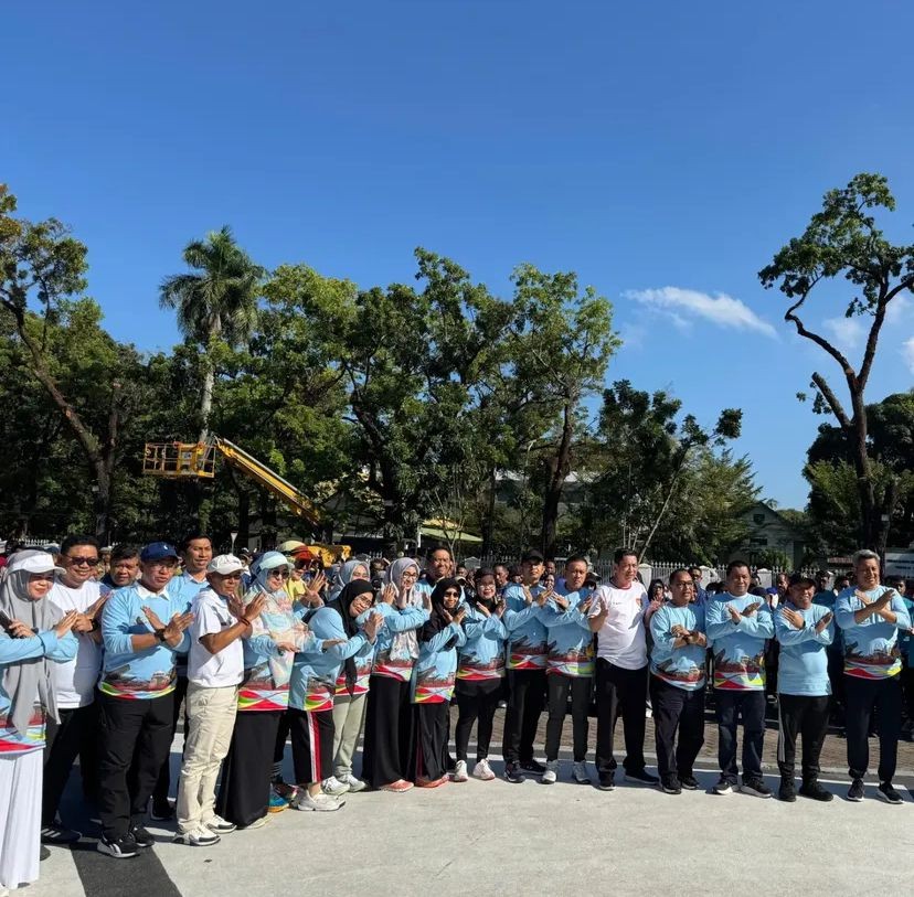 MENGHADIRI ACARA PERTANDINGAN OLAHRAGA PERINGATAN HUT KE-355 PROVINSI SULSEL DI RUJAB GUBERNUR 