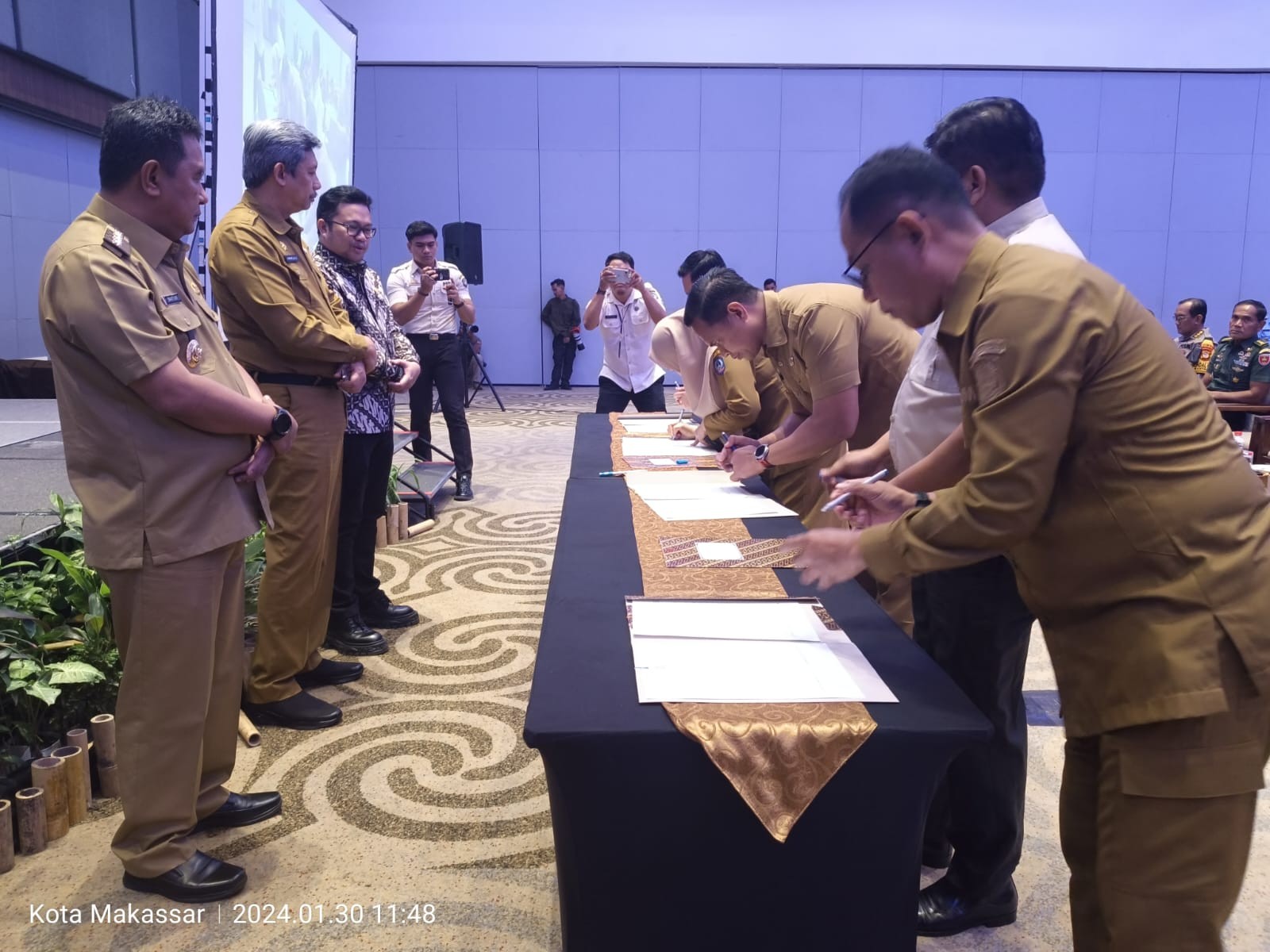 PROF. JUFRI BERSAMA KEPALA OPD LAINNYA MENANDATANGANI PERJANJIAN KINERJA TAHUN 2024