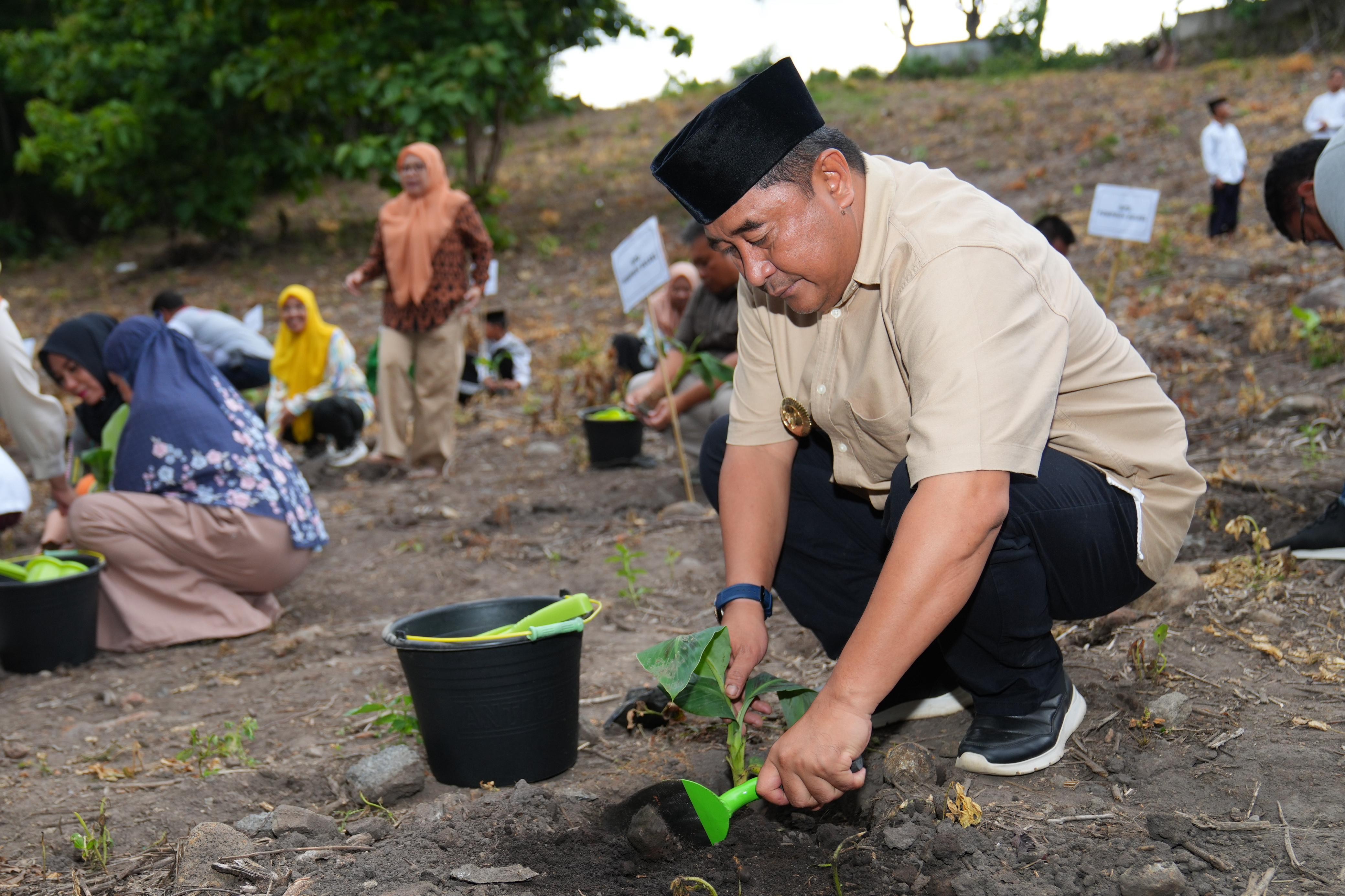 TIBA DI PAREPARE, Pj. GUBERNUR SULSEL TEBAR BENIH UDANG VANAME DAN TANAM PISANG CAVENDISH