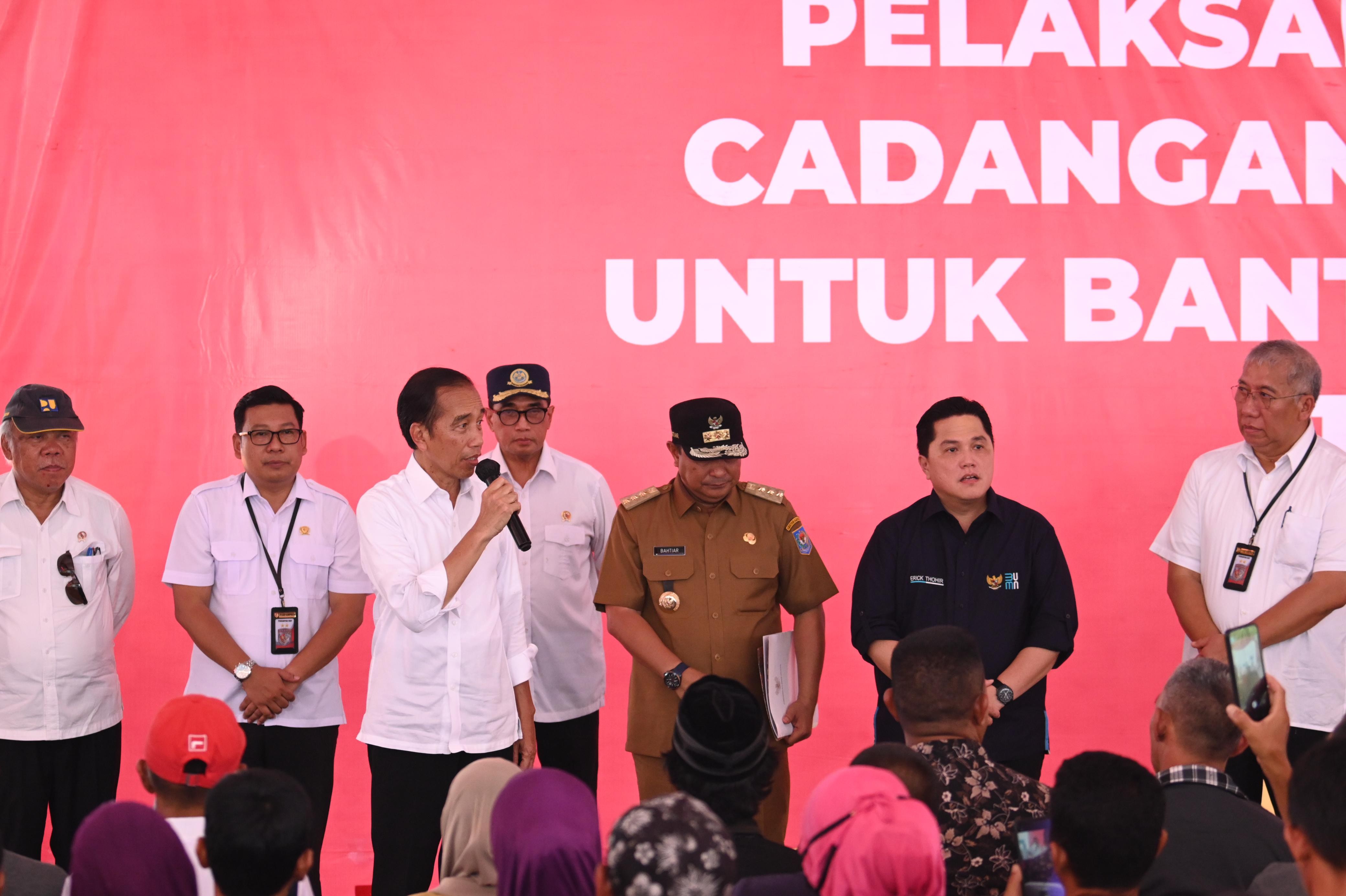 PRESIDEN JOKOWI BAGIKAN BANTUAN PANGAN KEPADA 1.000 KPM DI MAROS