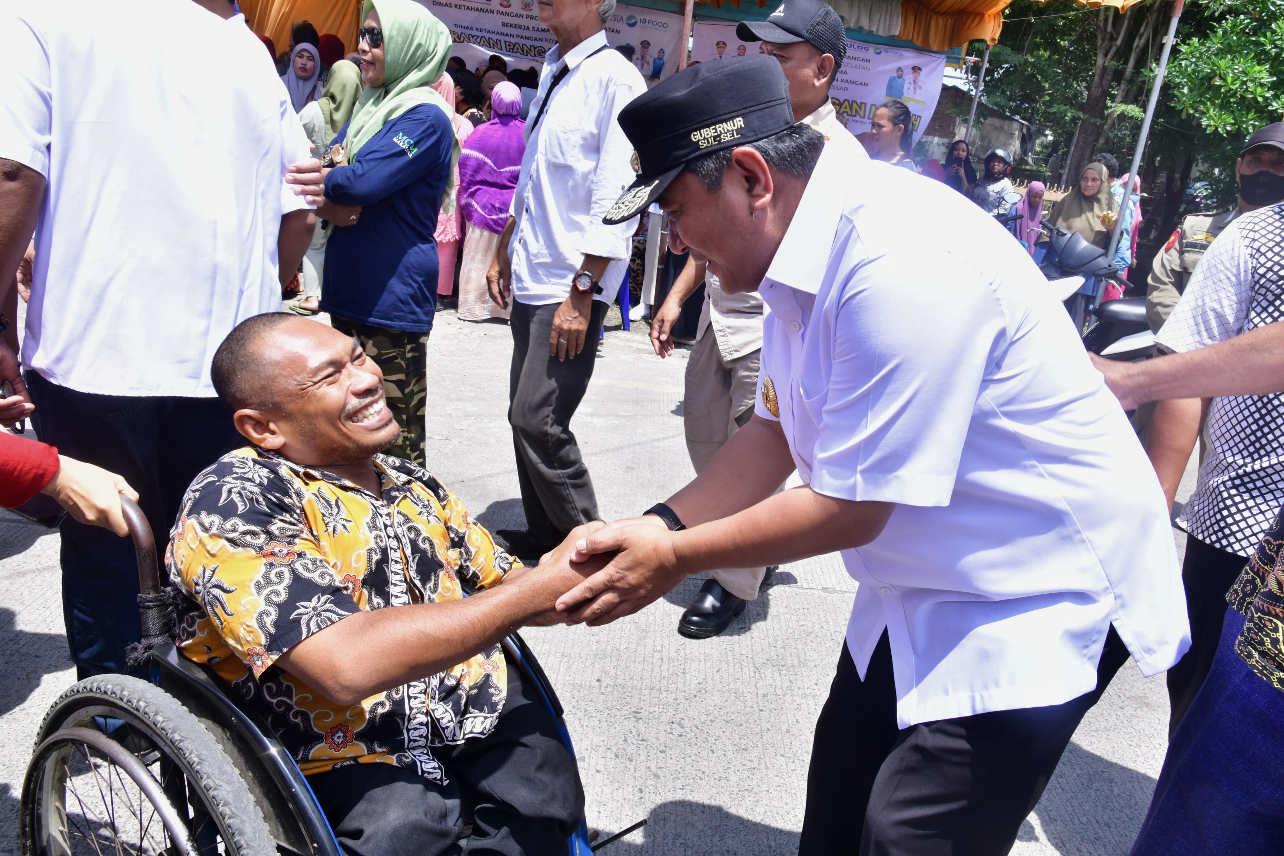 BUKA PUASA DI LEGO-LEGO, Pj. GUBERNUR SULSEL BAGIKAN BERAS UNTUK WARGA KURANG MAMPU