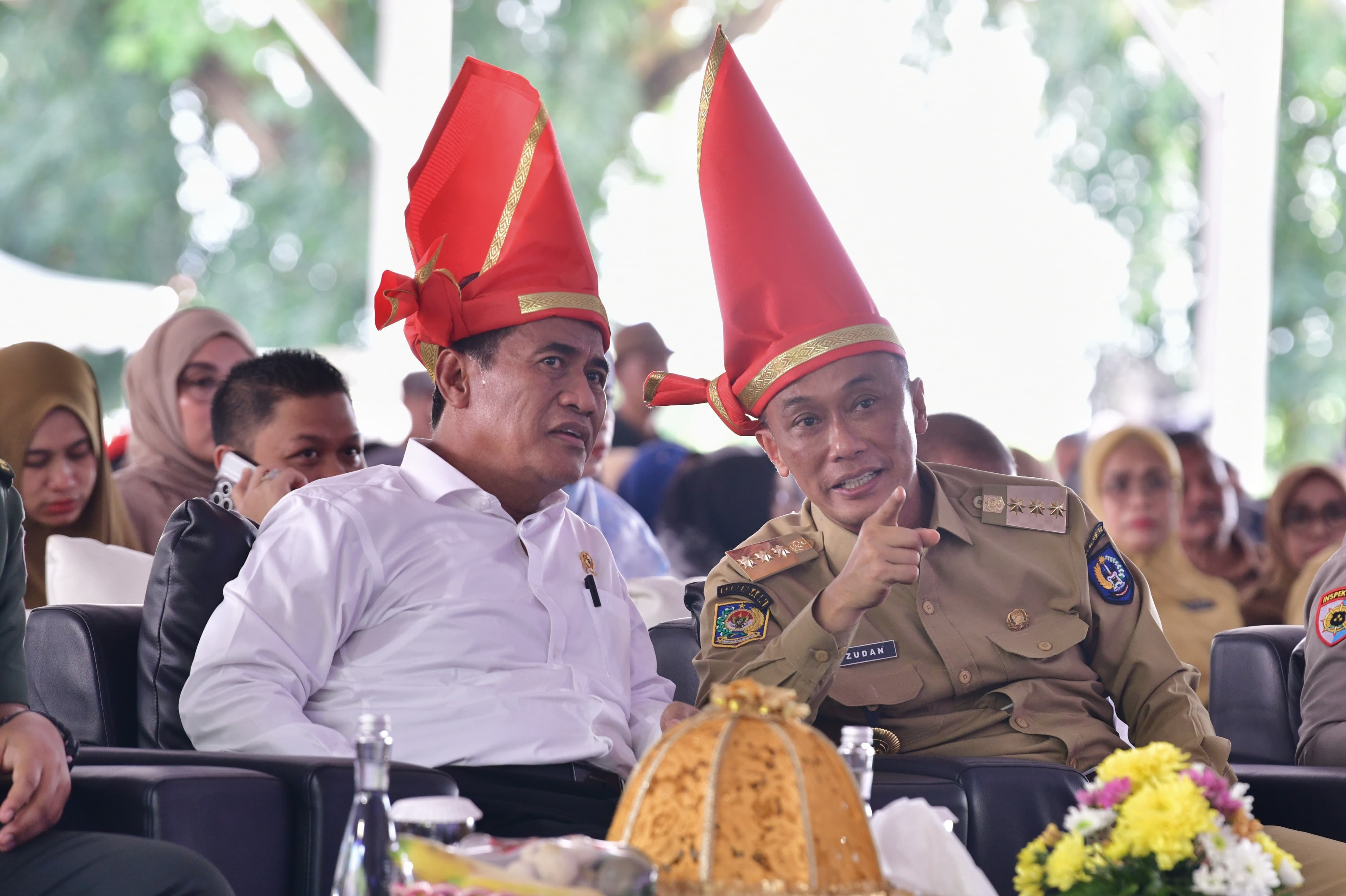 Mentan Amran Serahkan Bantuan Pertanian Senilai Rp 410 Miliar di Sulsel