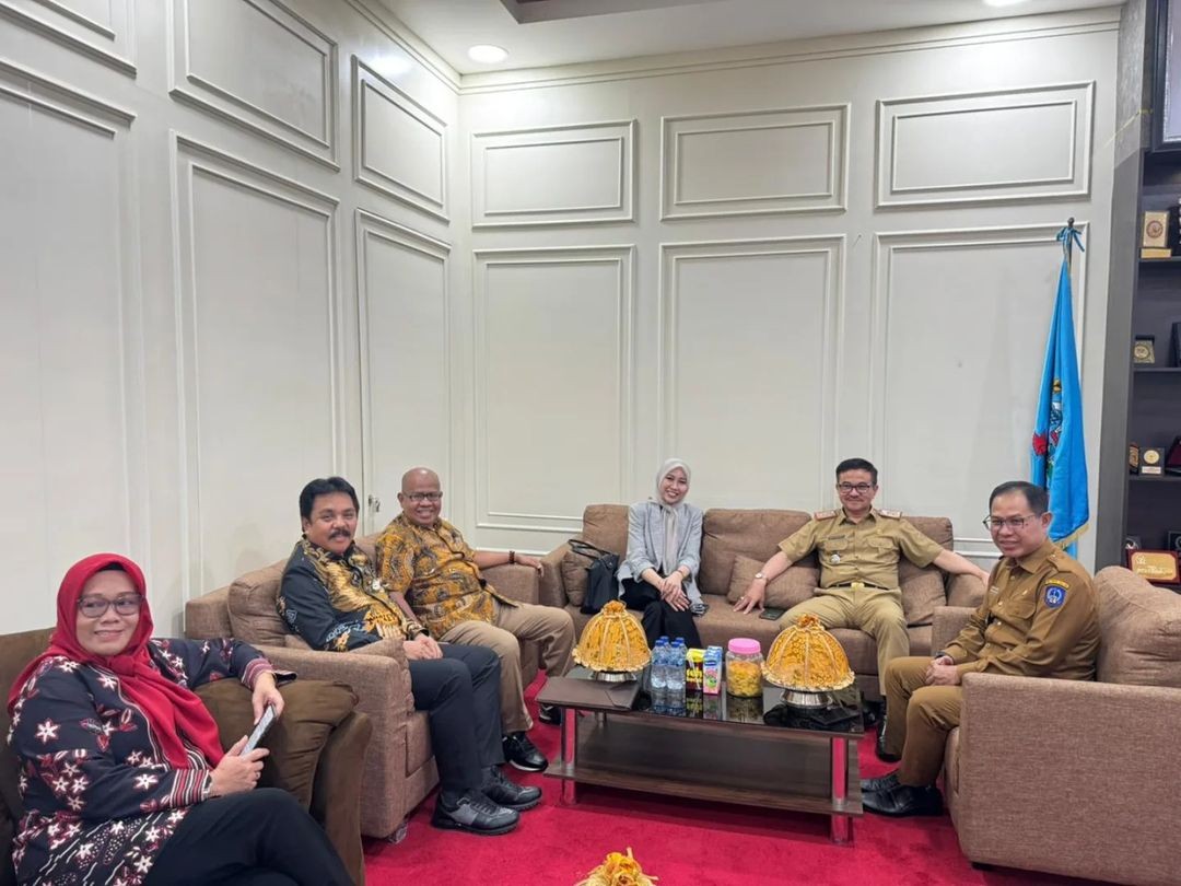 SILATURAHMU PROF. ILHAM BESERTA ROMBONGAN DI RUANG BAPAK SEKDA DIDAMPINGI KEPALA BPSDM SULSEL