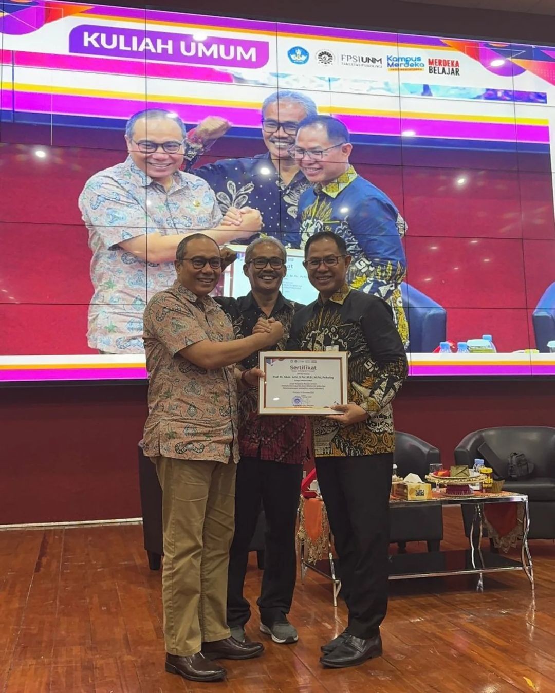 PENYERAHAN PLAKAT & SERTIFIKAT DARI FAKULTAS PSIKOLOGI KEPADA PROF. JUFRI SELAKU NARASUMBER