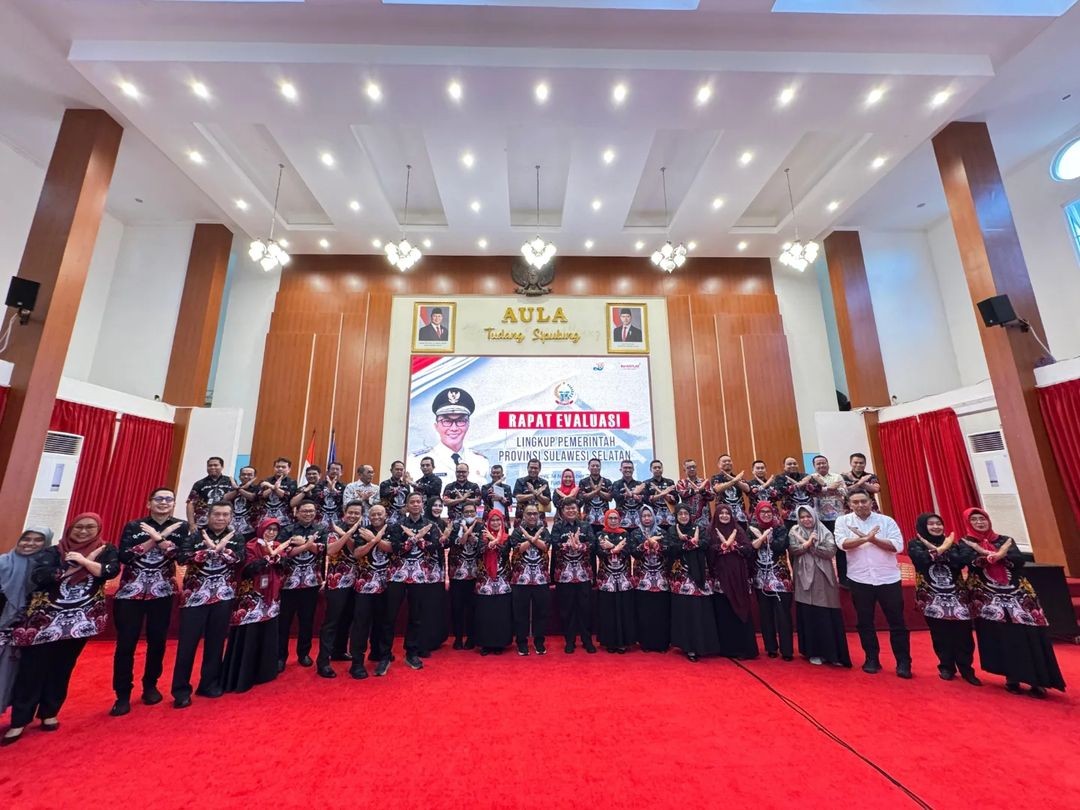 FOTO BERSAMA BEBERAPA KEPALA OPD LINGKUP PROV. SULSEL BESERTA STAF 