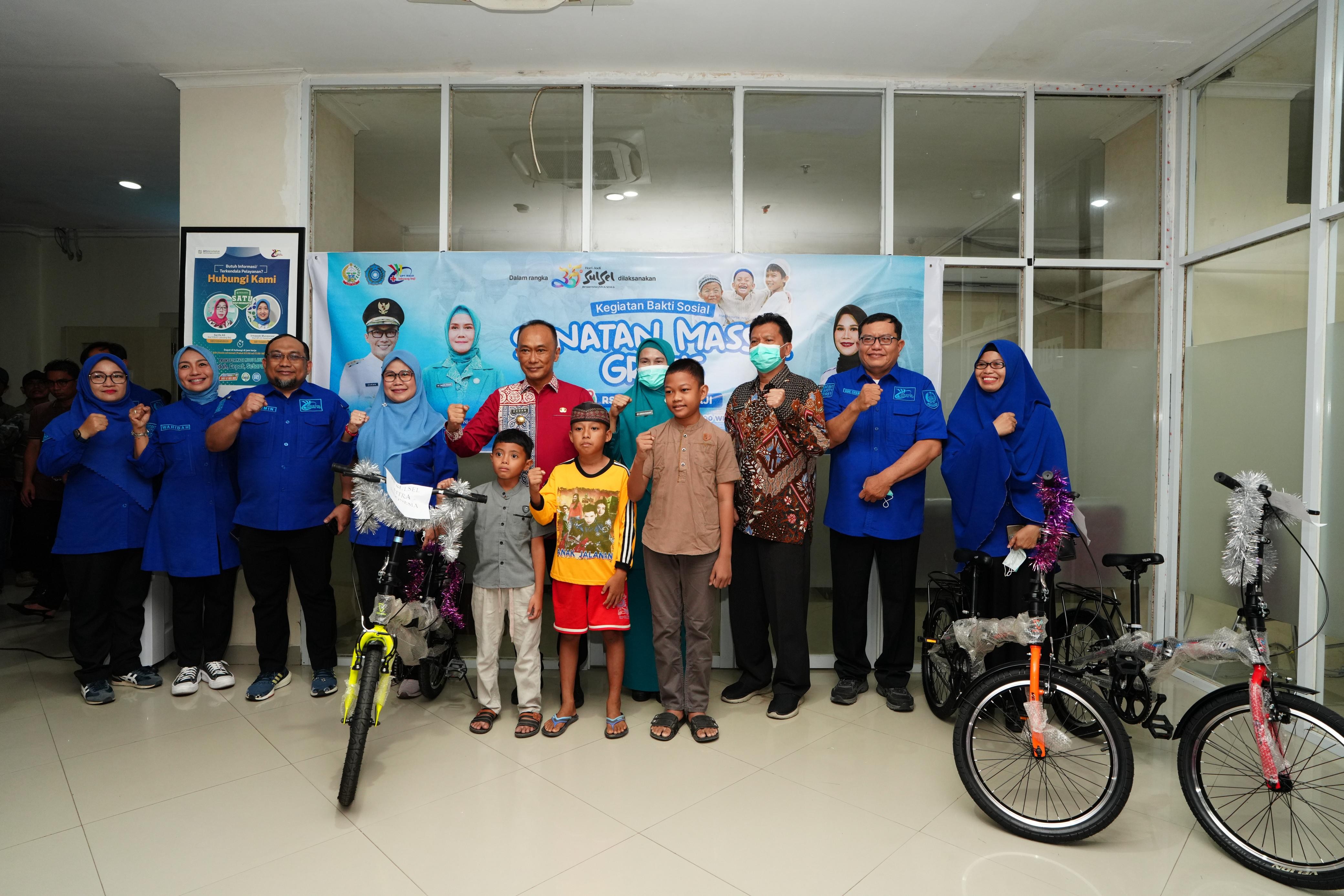 SUNATAN MASSAL DALAM RANGKA HUT SULSEL DIIKUTI 33 ANAK, PJ GUBERNUR PROF ZUDAN BAGIKAN HADIAH SEPEDA