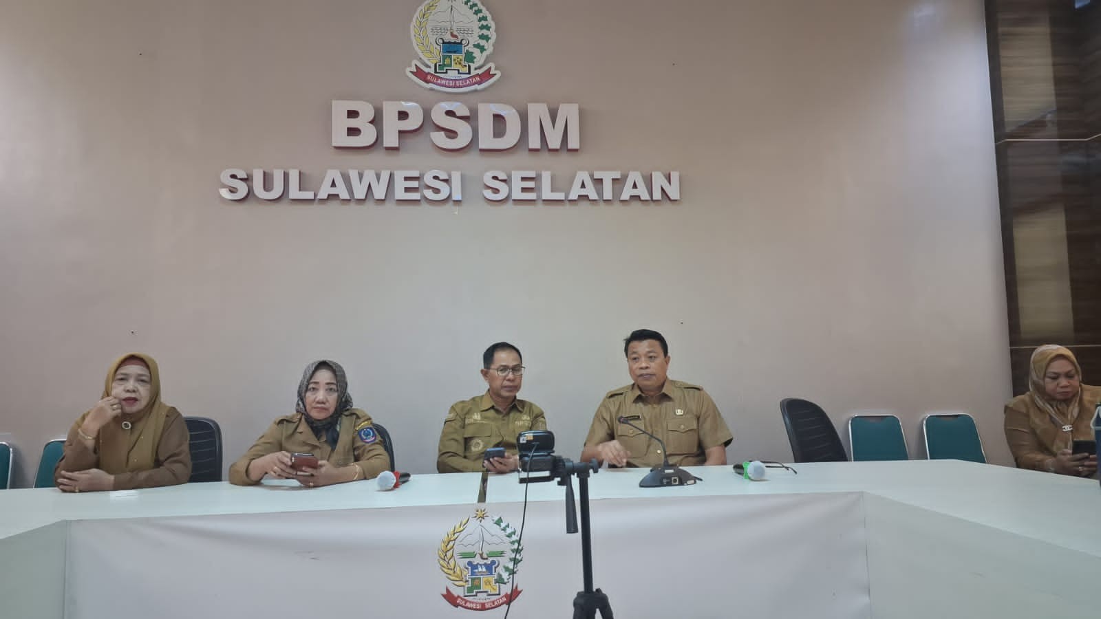 KEPALA BPSDM PROV. SULSEL PROF. MUHAMMAD JUFRI BESERTA JAJARANNYA IKUTI APEL PAGI VIRTUAL YANG DI PI