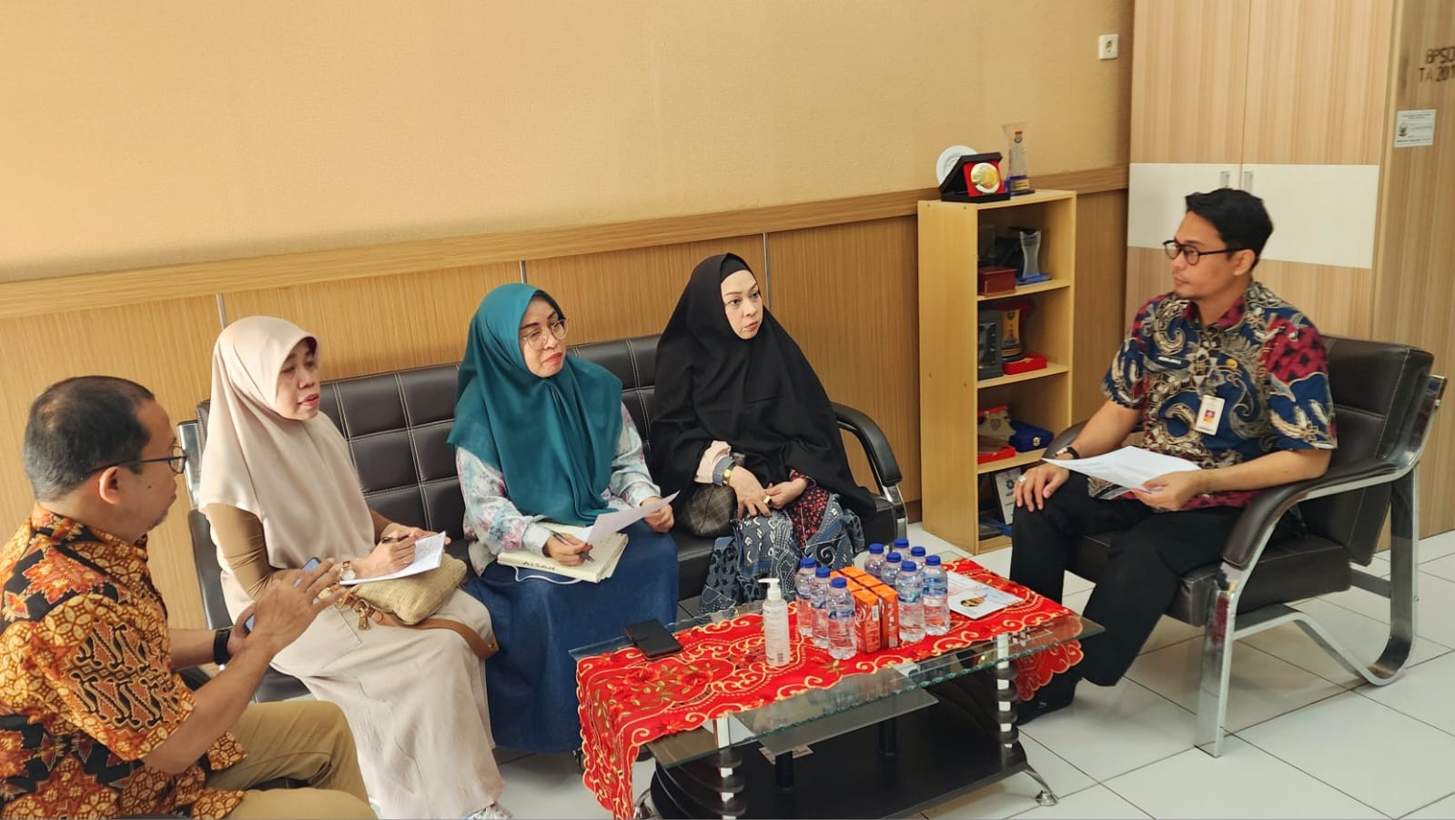 MENERINA KABAG PERSIDANGAN DPRD KOTA MAKASSAR