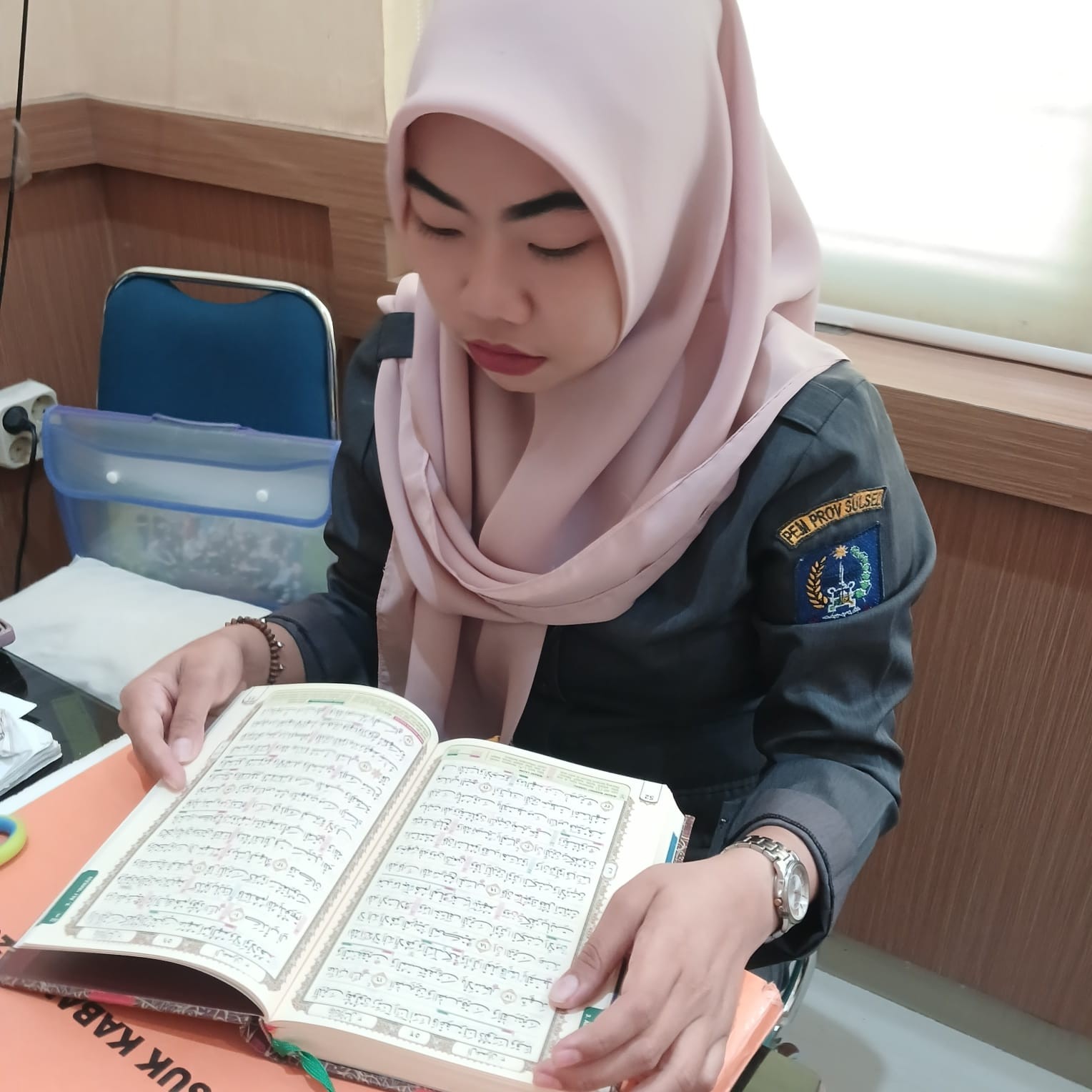 Ajudan Kepala Bpsdm Mengaji Bersama Di Ruangannya