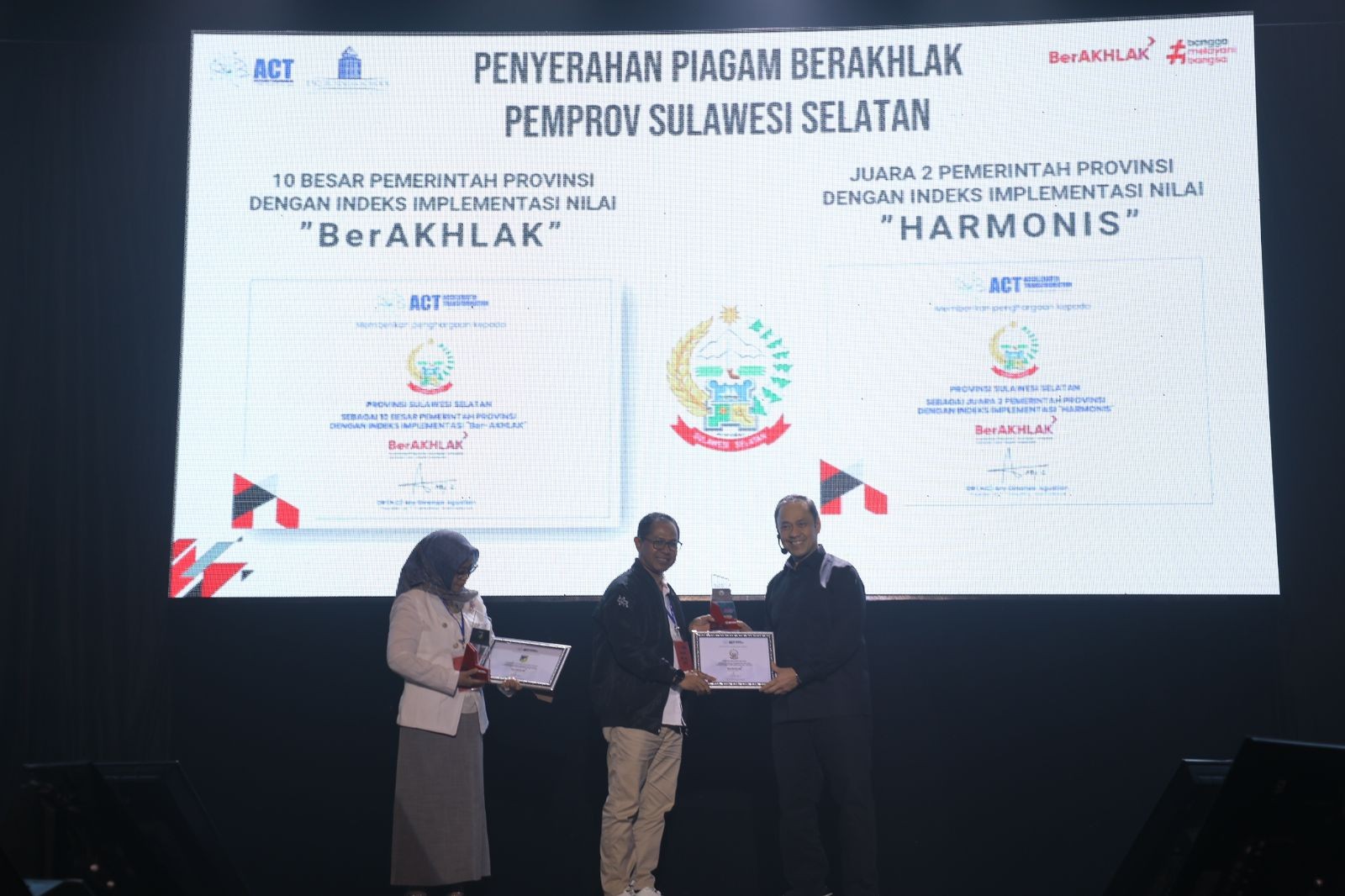 PROF. JUFRI WAKILI PEMPROV. SULSEL DAPATKAN 2 PENGHARGAAN SEKALIGUS DARI ARY GINANJAR