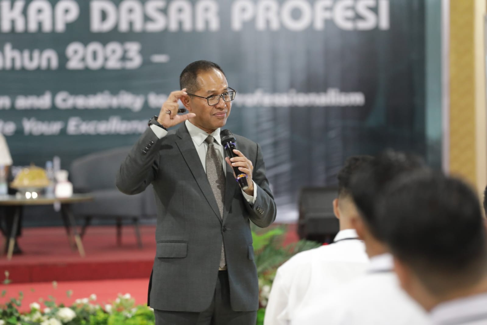 PROF. JUFRI BERBICARA BAGAIMANA TANTANGAN KEPARIWISATAAN DI DEPAN 890 MAHASISWA POLTEKPAR MAKASSAR