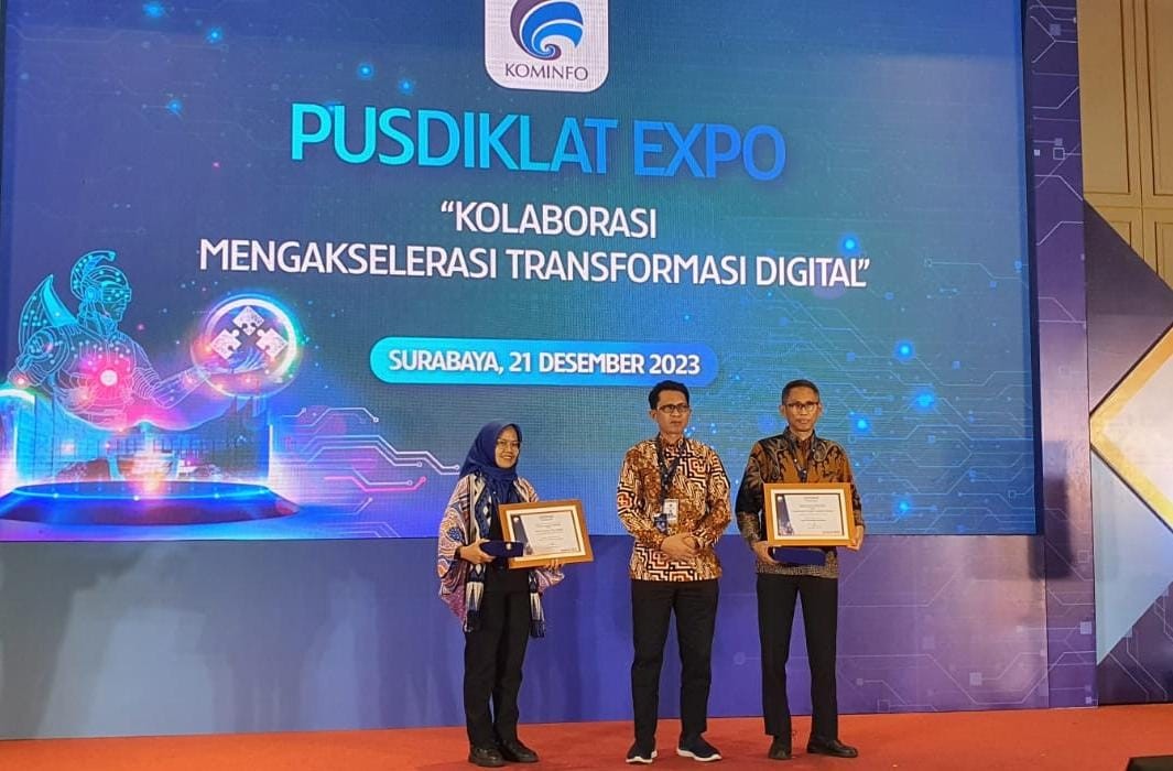 PEMPROV. SULSEL MELALUI BPSDM SULSEL RAIH PENGHARGAAN DARI KEMKOMINFO RI DI SURABAYAN