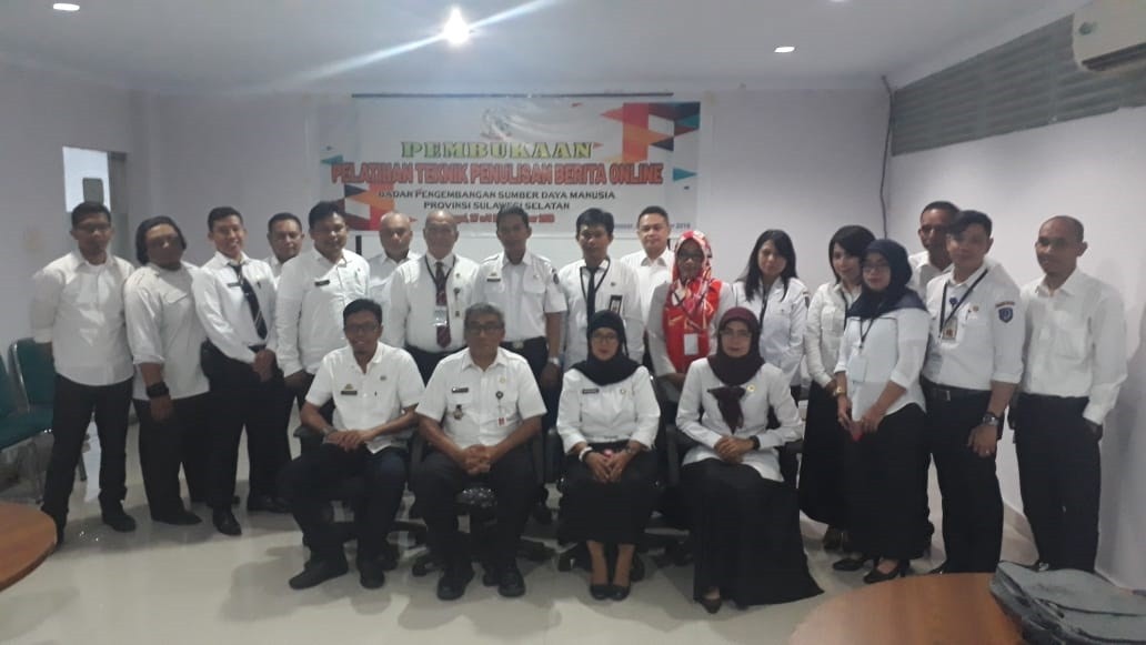 PELATIHAN JURNALISTIK : BERITA BISA MENGUBAH CARA PANDANG PEMBACA