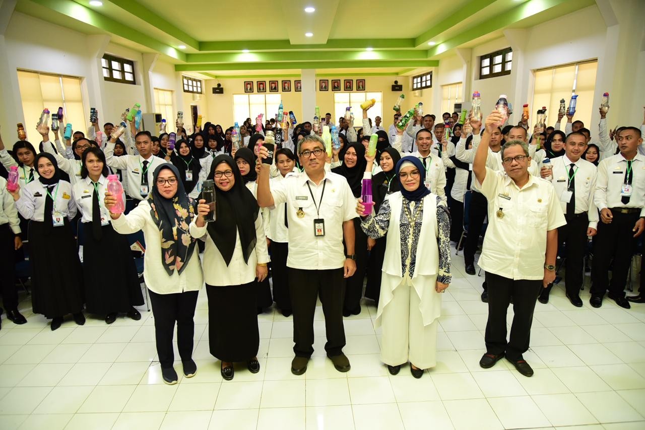 KEREN, IBU GUBERNUR BERSAMA ASN BPSDM KAMPANYE BAHAYA PLASTIK