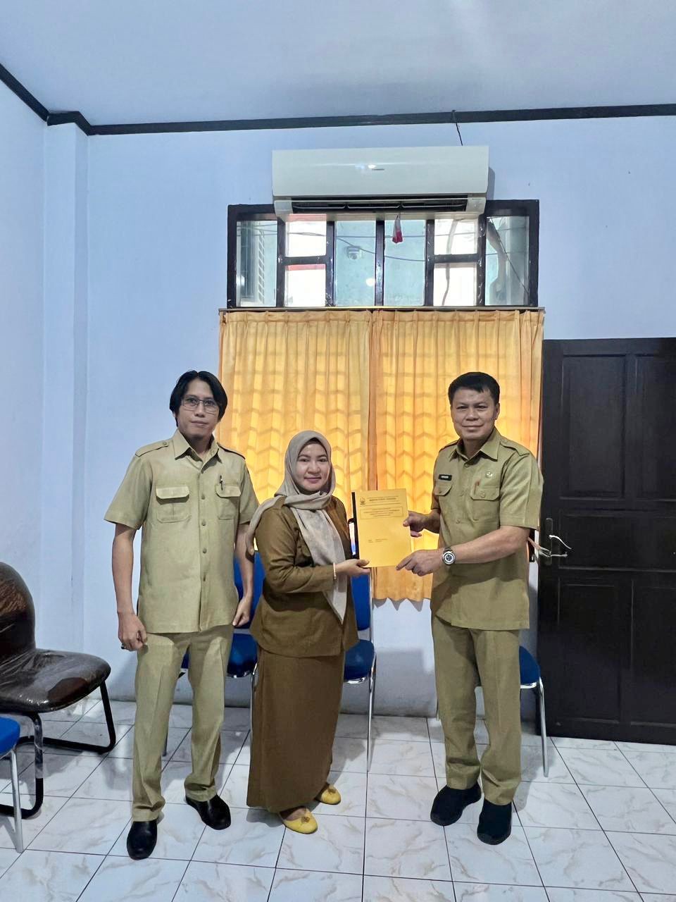 Kasubag. Keuangan BPSDM Sulsel Menerima Laporan Hasil Pemeriksaan Keuangan di Inspektorat Sulsel