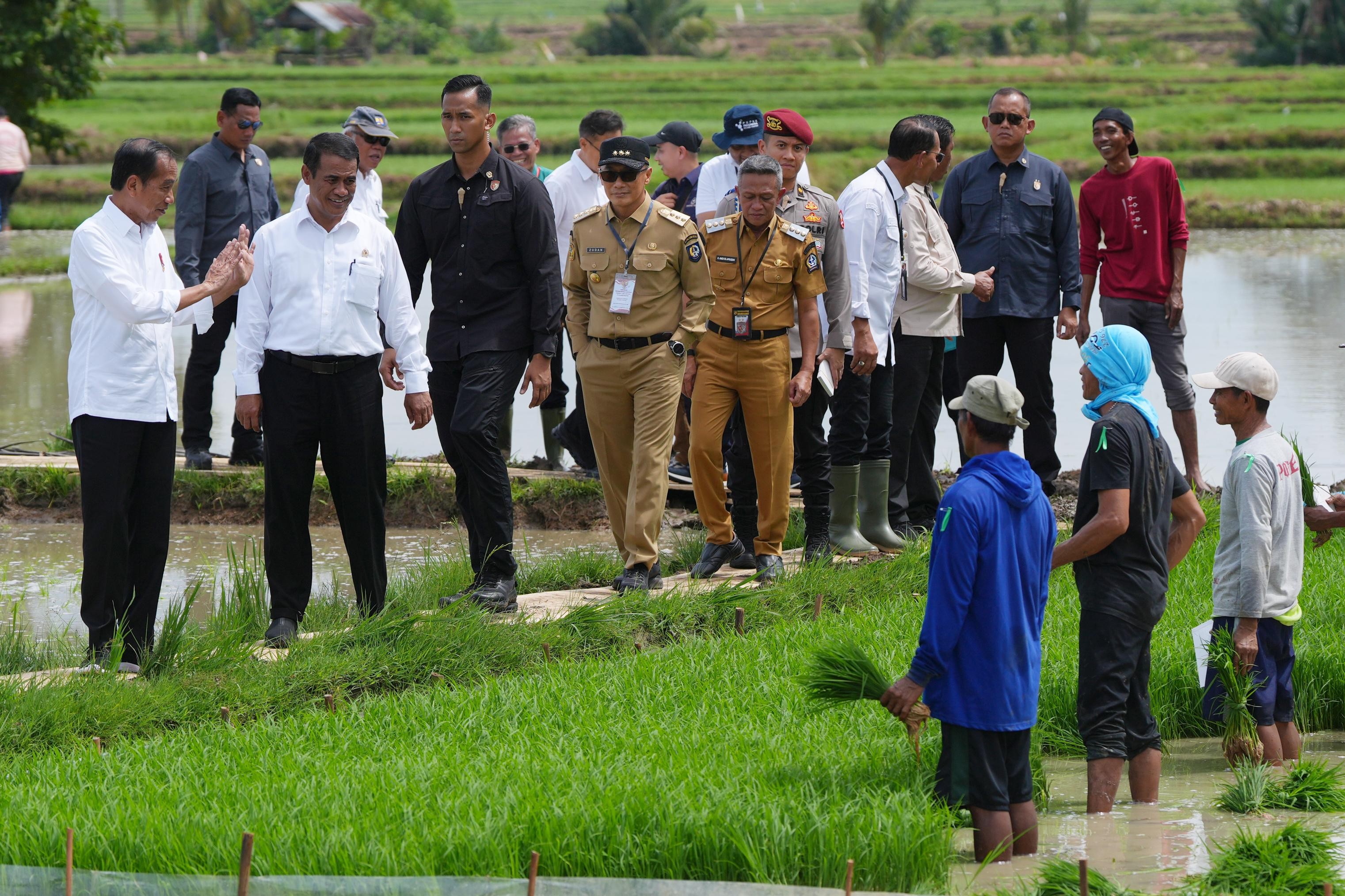 Penjabat Gubernur Sulawesi Selatan Prof Zudan Dampingi Presiden Jokowi dan Mentan Amran