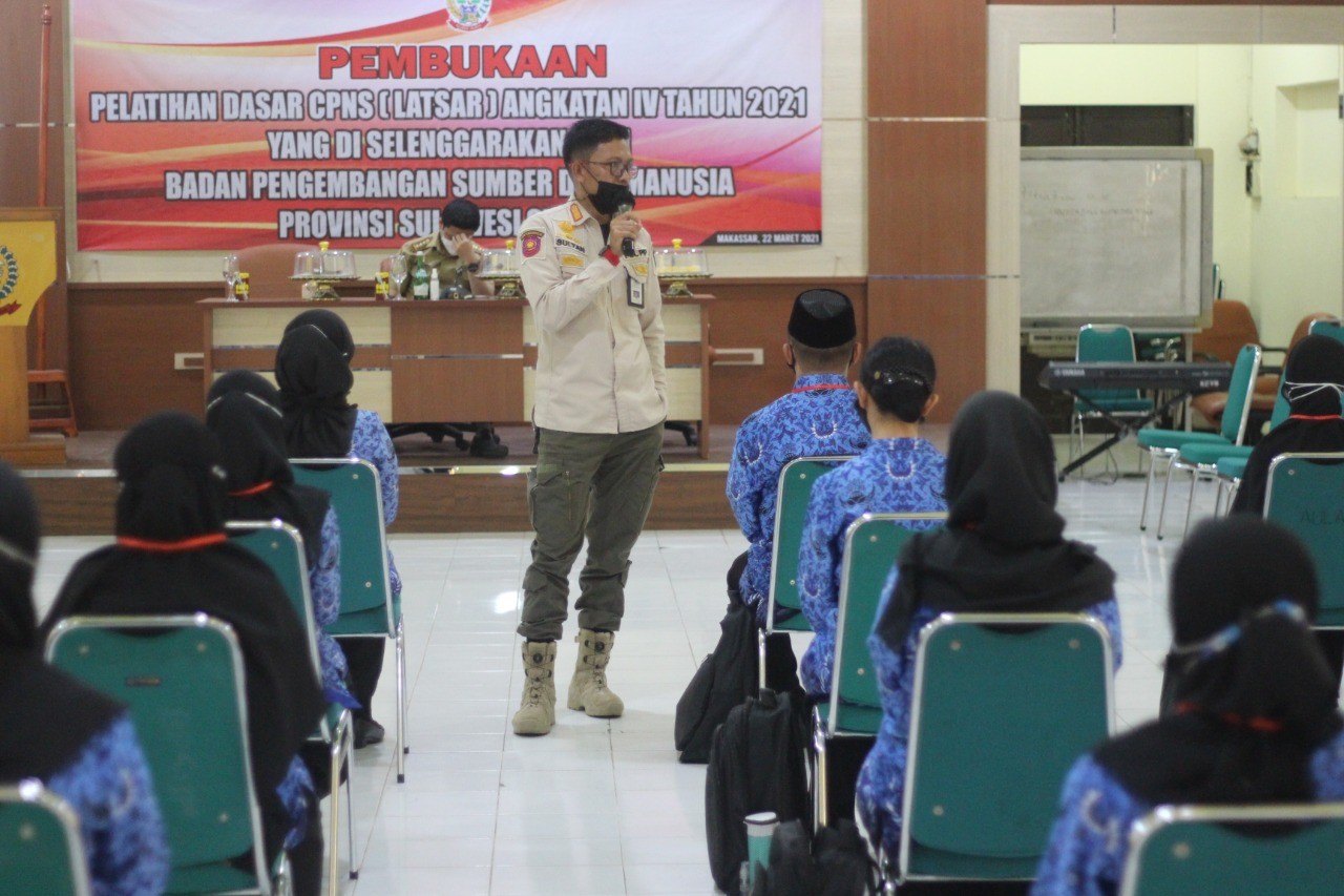 KABID OPS TUNJUK EMPAT PESERTA LATSAR ANGKATAN IV DUTA PROKES COVID