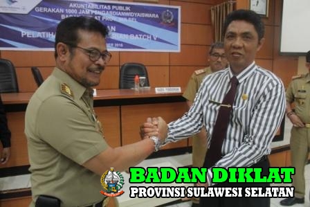 Penyerahan Widyaiswara ke Gubernur Sulawesi Selatan