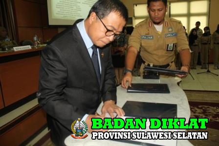 PENANDATANGANAN OLEH DEPUTI BIDANG DIKLAT APARATUR LAN RI