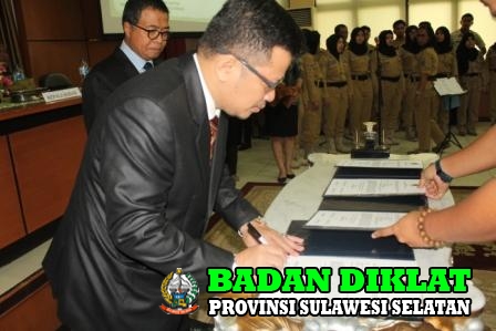 PENANDATANGANAN OLEH KEPALA BADAN DIKLAT PROV. SULSEL