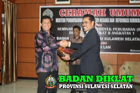 Peserta sedang memberikan Cinderamata kepada Menpan - RB