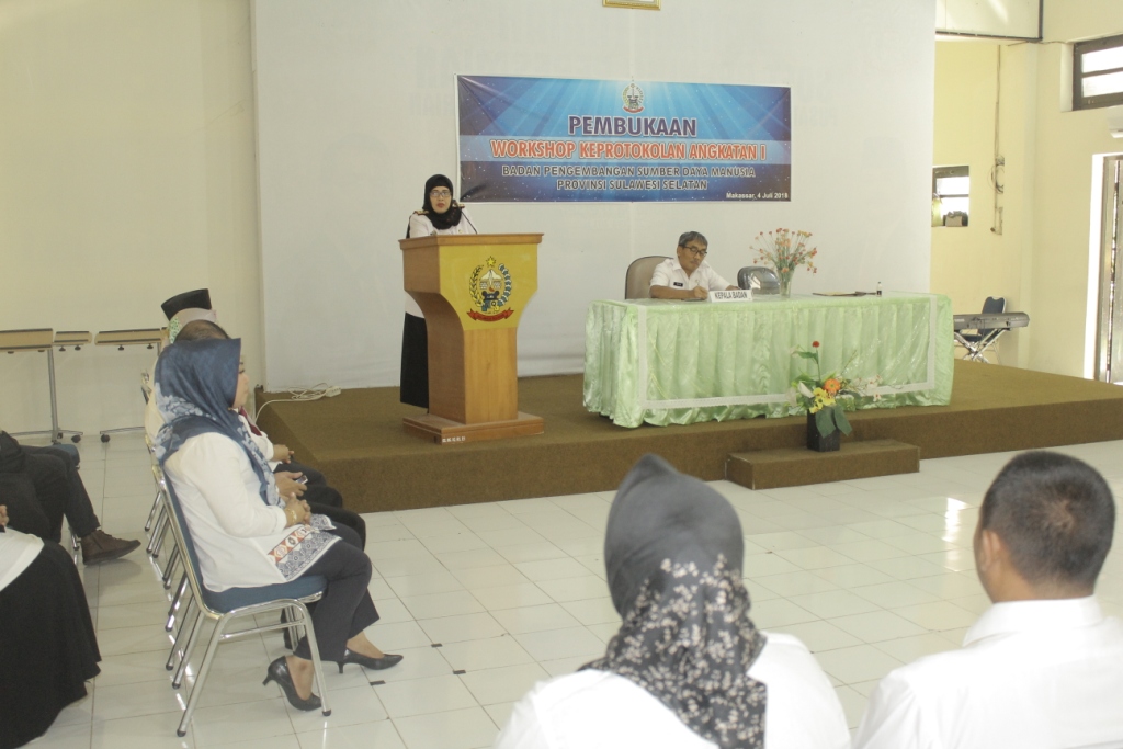 KABID. DIKLAT TEKNIS DAN FUNGSIONAL MEMBACAKAN LAP. PENYELENGGARAAN