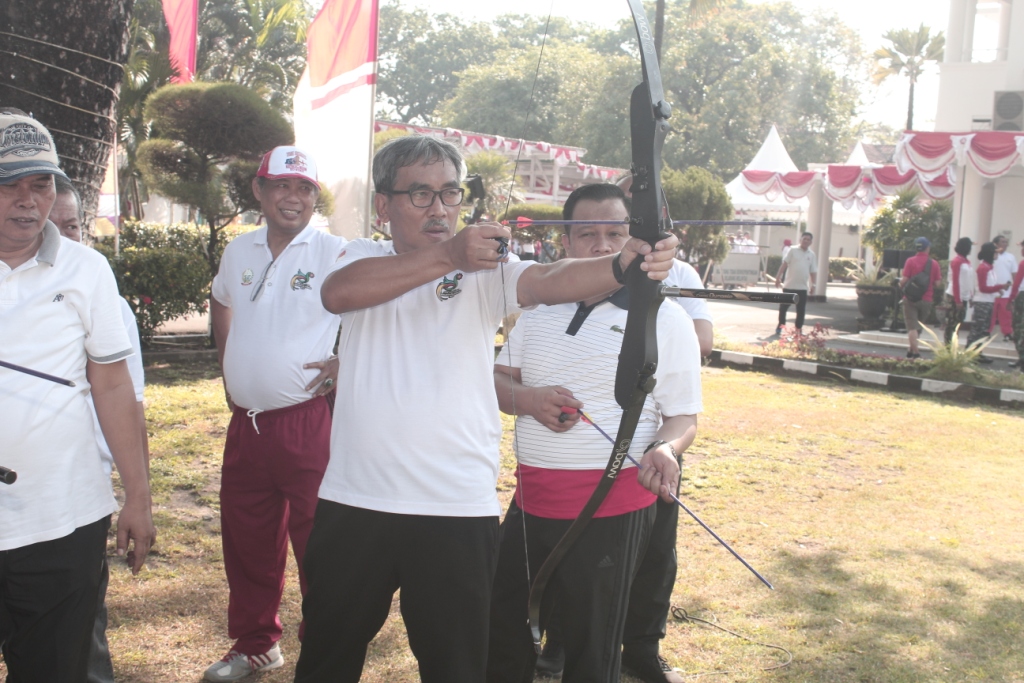 Kepala BPSDM Prov. Sulsel beserta Kepala OPD lain ikut latihan memanah